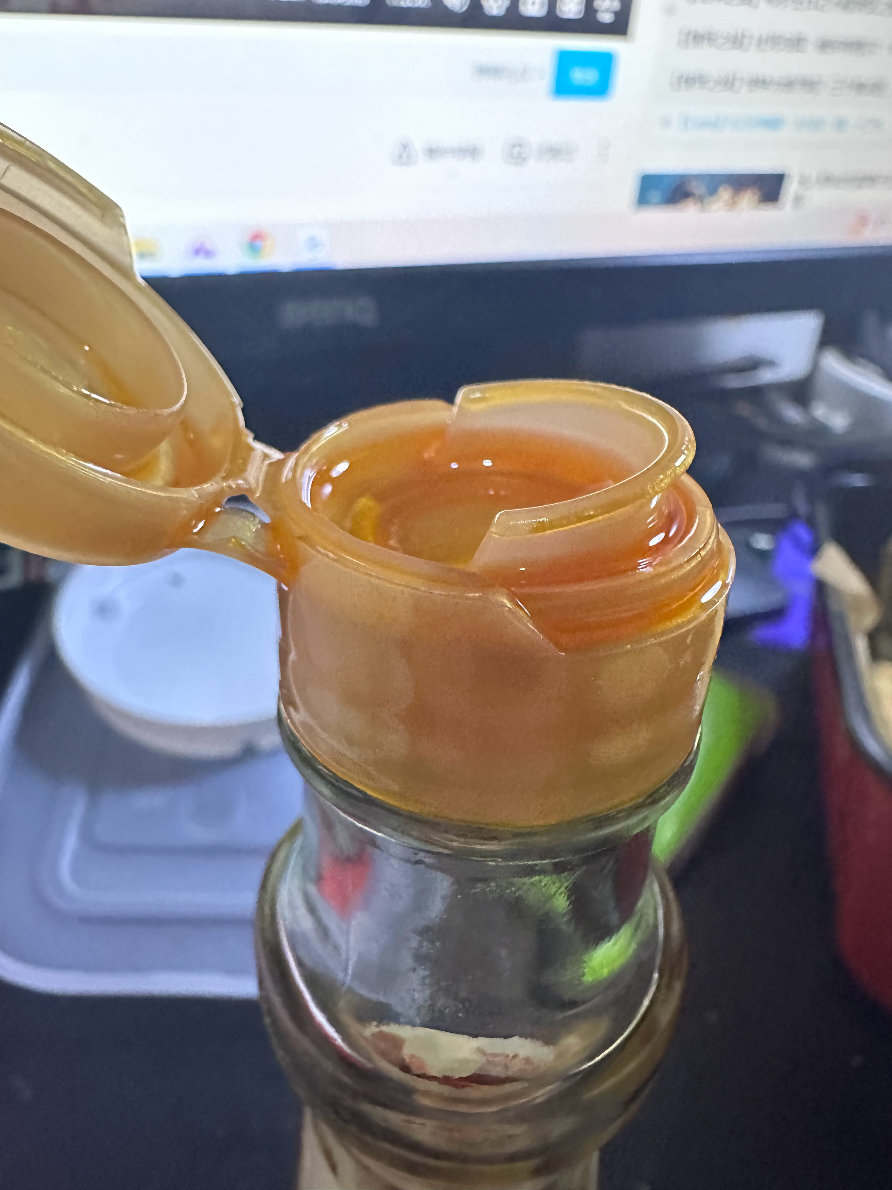 这瓶口设计煞有介事的样子  每次用都能漏好多 还不如传统的口 这瓶口弯弯绕绕沟多