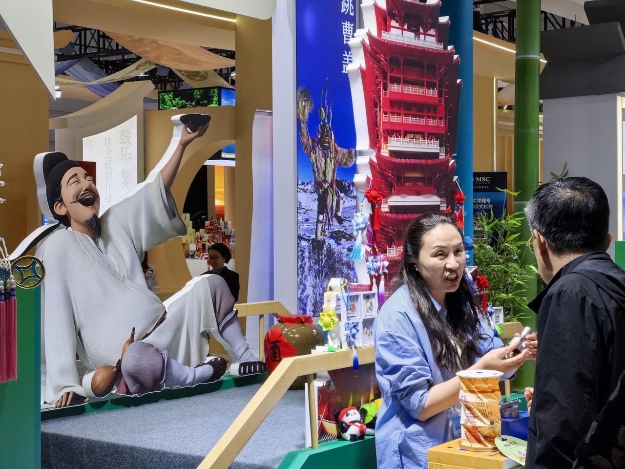 展台突然发现有一个“醉仙”，左手酒葫芦 右手邀明月。连旁边的黄鹤楼都开始发光。穿