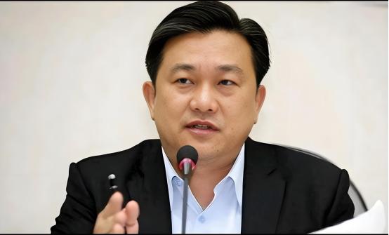 “台独”分子王定宇又开始攻击郑丽文了！4月8日，王定宇声称，郑丽文在中山陵上演哽