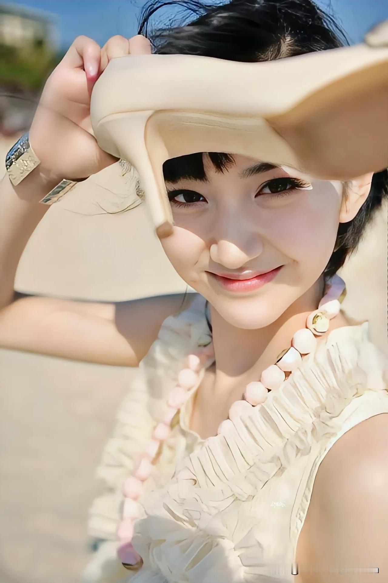 景甜沙滩上的甜美笑容和优雅高跟鞋👠