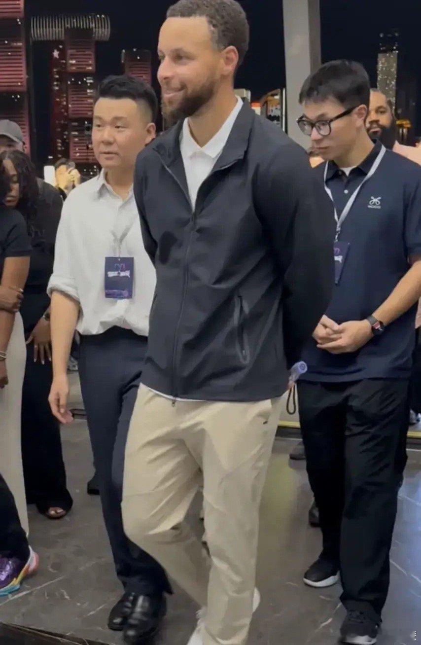 这套衣服谁给库里买的，太懂中国了！库里穿上行政夹克这手也不自觉的背上了，有点当官