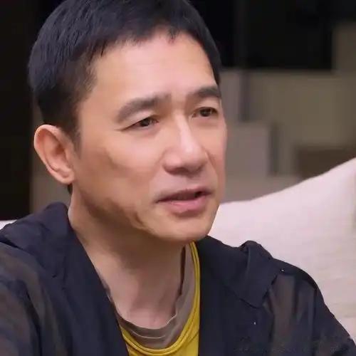 梁朝伟的社恐人设是演给国内观众看的。
 
平时在国内镜头前，他总给人社恐内敛的印