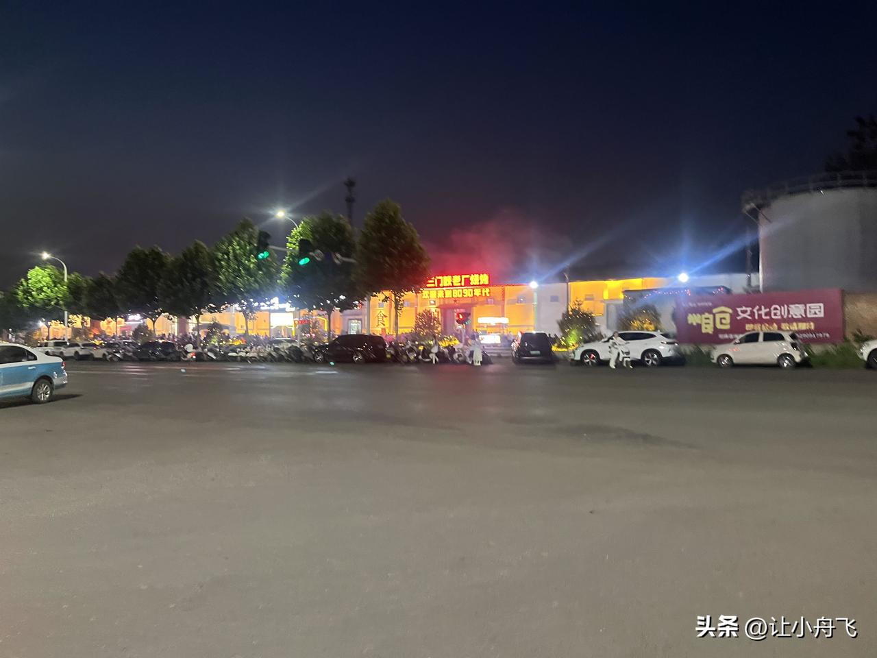 这个一个很奇怪的现象，原来这个地方没有什么人。但是，经过大家的炒作，这个地方的店
