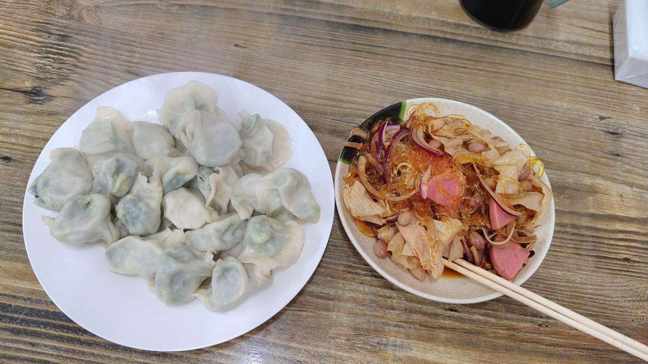 昨天晚上在百家缘饺子🥟店.吃凉菜配饺子，吃到一半发现饺子皮上印着死蚊子的标志，