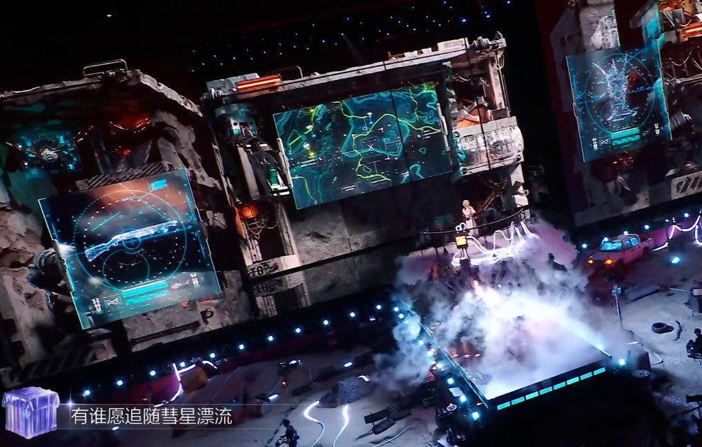 华晨宇刺激之夜COS童趣迷兔华晨宇刺激之夜飞碟live舞台本来被兔子造型吸引目光