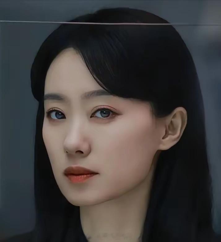 现在的张小斐就是当初的张雨绮首映礼上周星驰给张小斐颁了个“最佳拼命奖”，台下掌声