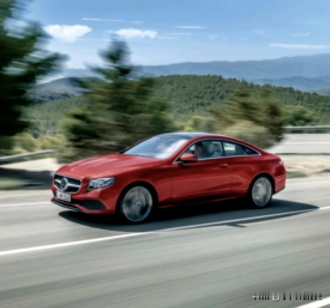 梅赛德斯-奔驰E级轿跑车
梅赛德斯-奔驰今年继续以专馆的形式亮相深港澳国际车展，