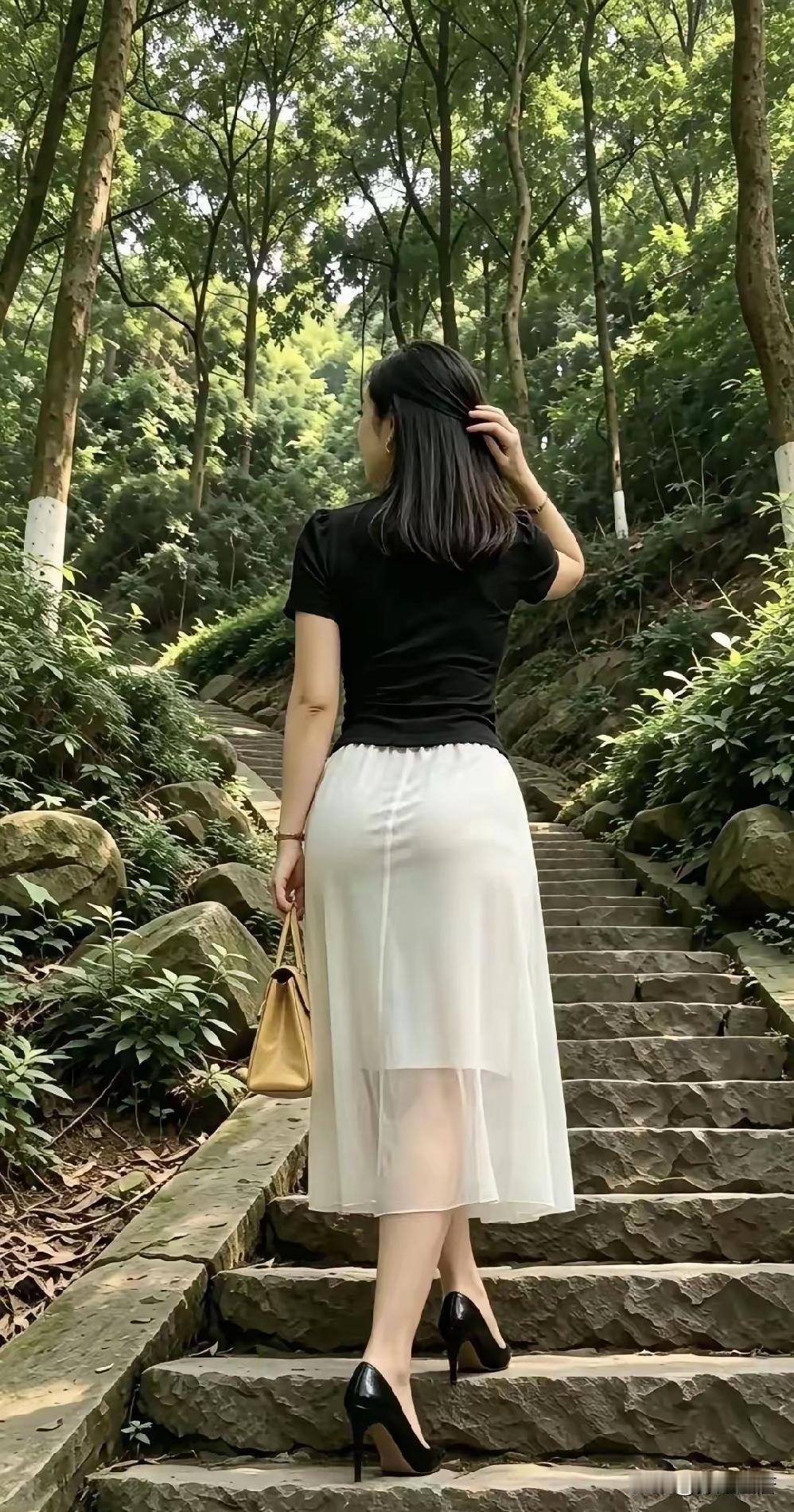 秋日生活打卡季今早登广胜寺，一路跟在这位女士身后。山林石阶之间，黑衣白裙配高跟鞋