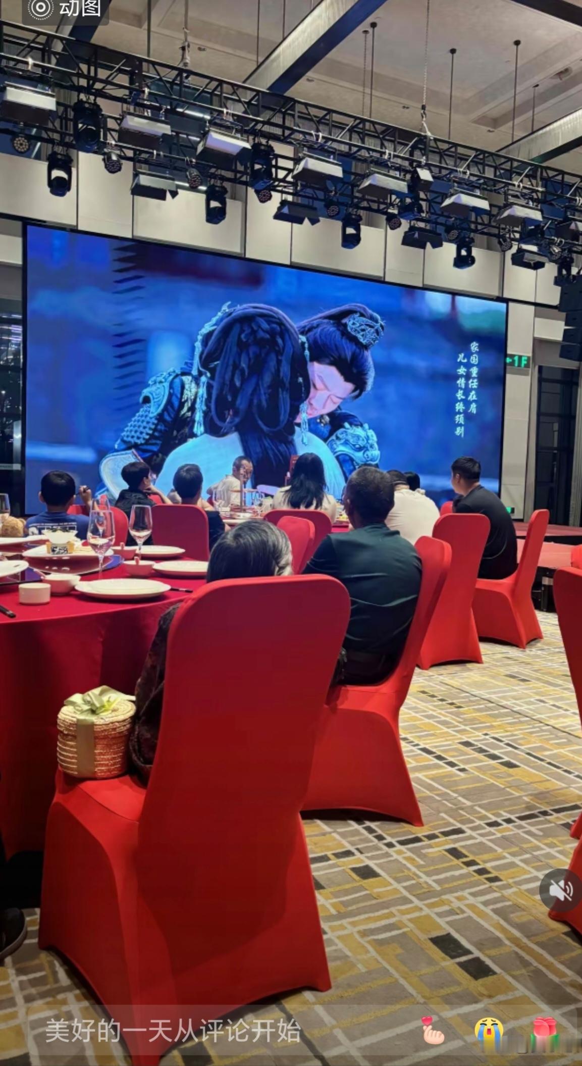 现在的年轻人真清醒
婚礼只请几桌人吃饭
没有主持没有表演

省下几十万自己花
现