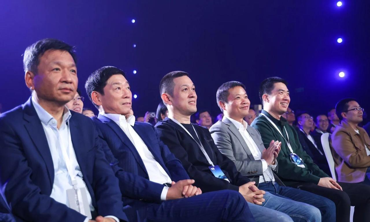 现在国内新能源车三个流派。
传统车企转型的，比亚迪、吉利。
互联网转型的，蔚来李