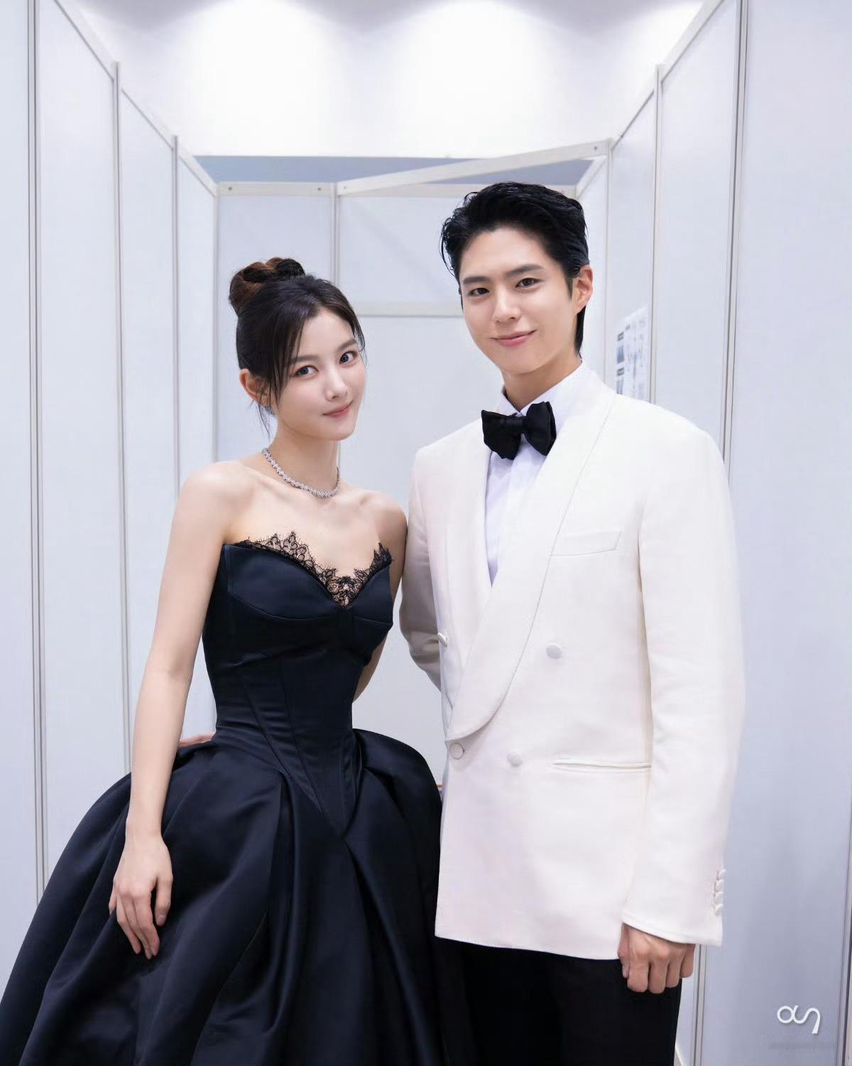 金裕贞这套look完美黑天鹅 