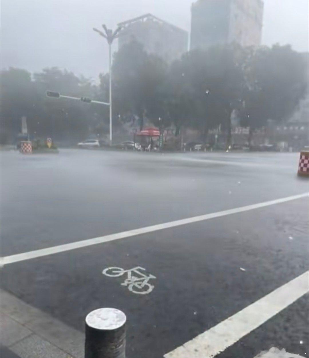 广东的雨到底还要下多久是谁的深情感动了广东？上周六到现在，已经一个星期了，天天都