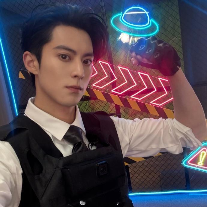 王鹤棣现身热血番现场，全程的表现都满是燃感，尽显热血的魅力，还当众直言范丞丞曾经