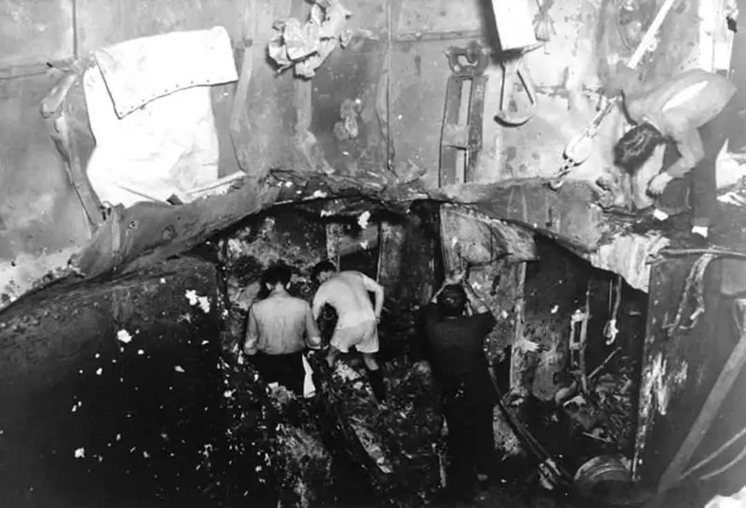 刚刚返回珍珠港的约克城号航母，摄于1942年5月27日。她在刚刚结束的珊瑚海海战