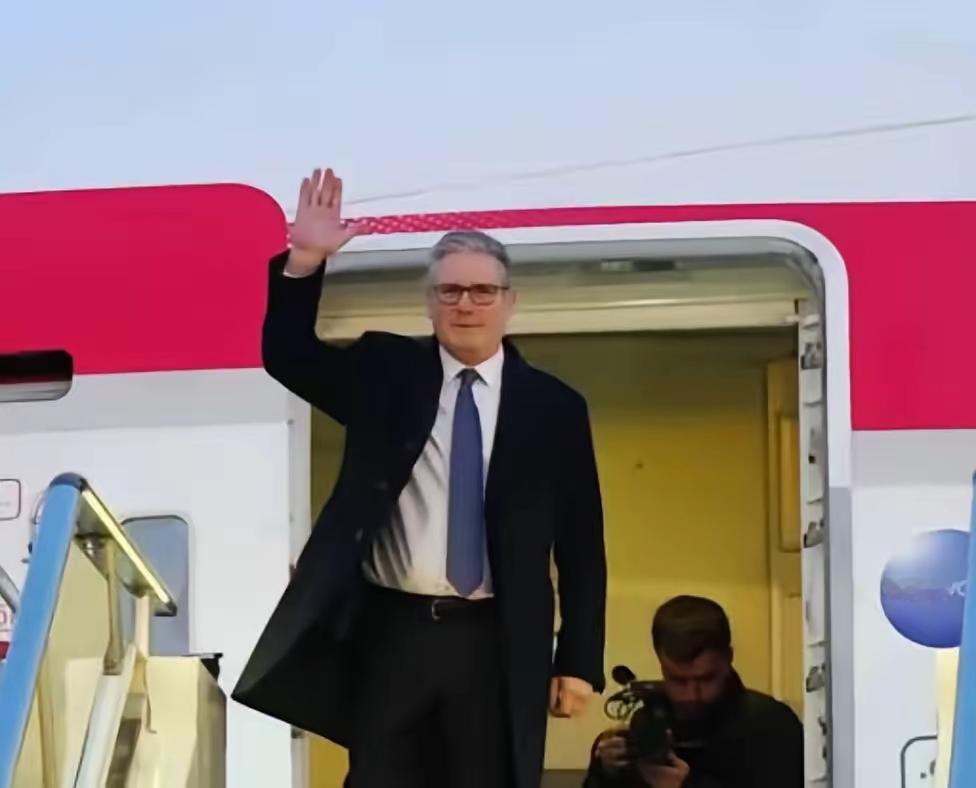 英国首相斯塔默 “投喂” 给了世界三句话！
第一句：中国不是 “正在崛起”，是 