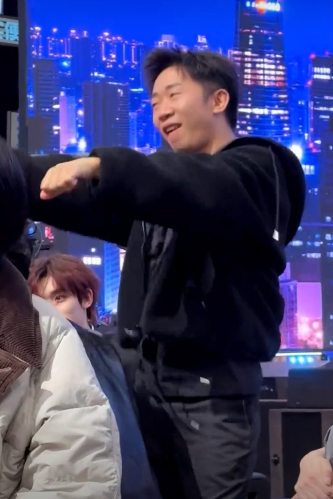 论魔性舞蹈，只服杨迪！ 《依赖》一响，身体自动开启摇摆模式，这开关绝了。依赖摇是