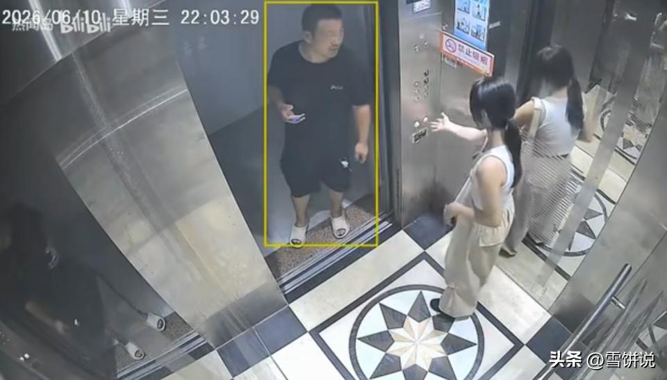 广东东莞一名女生独自返回出租屋，全程被陌生男子悄悄尾随，一路跟到单元电梯内。对方