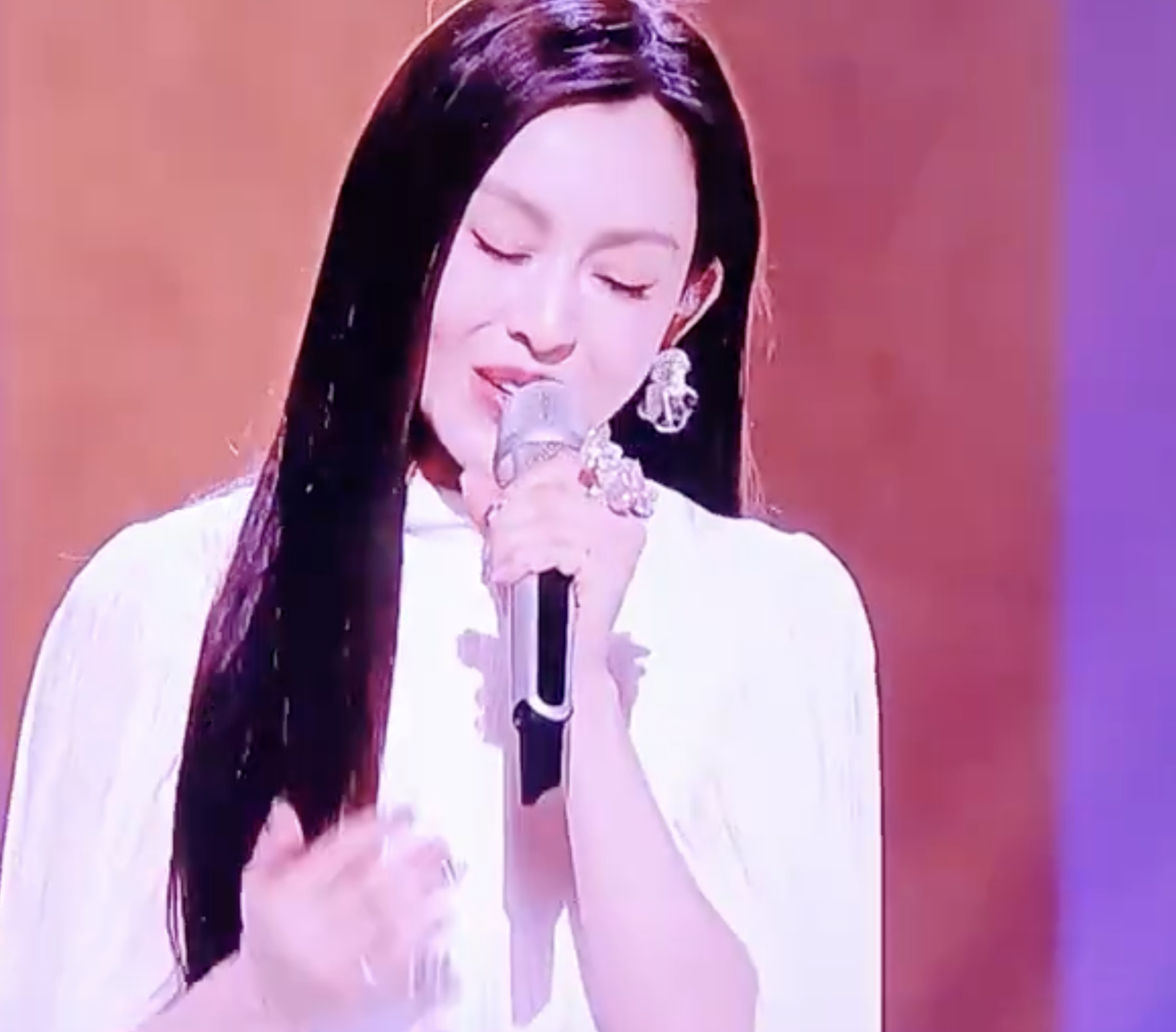 范玮琪太紧张了范姐的唱功在歌手上还是有点吃力，但是放到浪姐的舞台上绝对是碾压的实