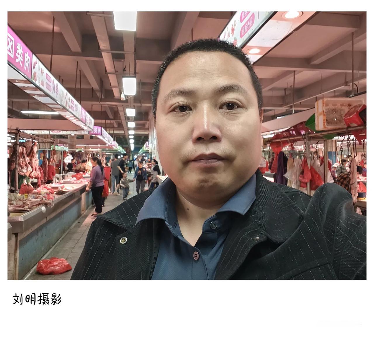 永顺县人民医院对面，中心市场热闹非凡。踏入市场，琳琅满目的商品映入眼帘，牛肉摊位