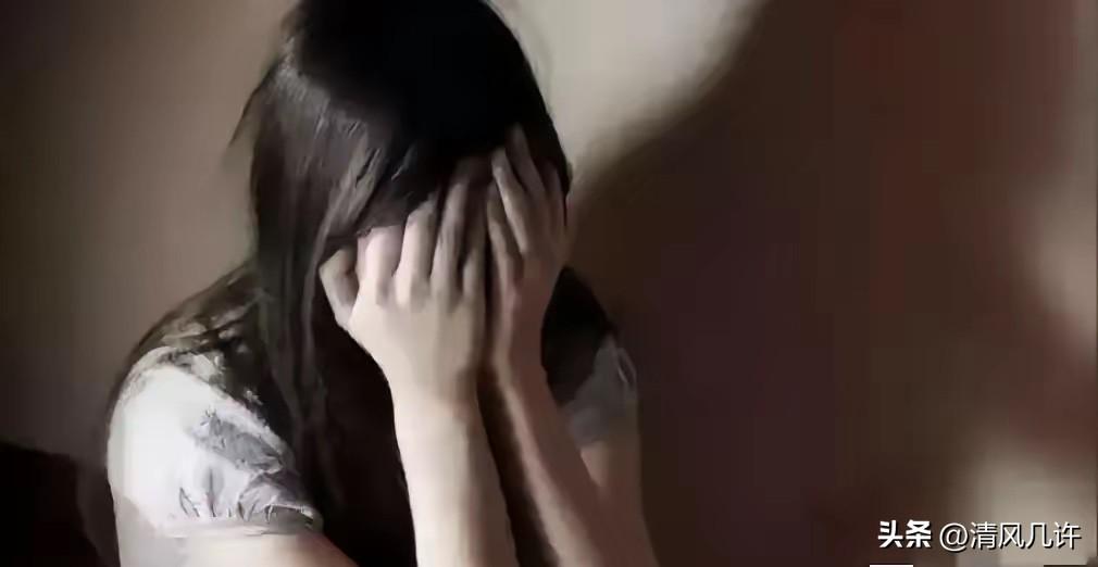 湖南长沙，女子在酒店房间醒来，发现自己与男同事赤裸地躺在一起。认为自己被男同事侵