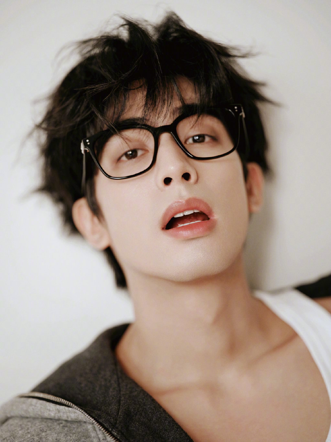 宋威龙  LONGstory见面会造型图，连帽卫衣配牛仔裤，再戴上黑框眼镜，随性