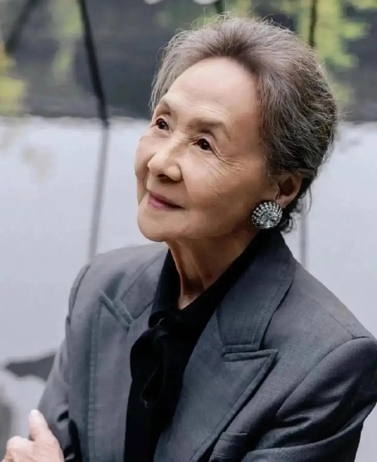 杨绛先生说:
女人最好的闺蜜是独处、空间、音乐、
健身、读书、养花、不聚众、不八