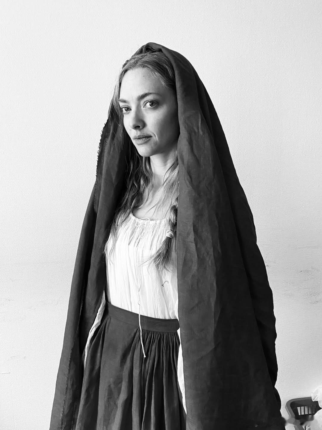 Amanda Seyfried阿曼达塞弗莱德在电影《安·李的遗嘱》的片场幕后照，