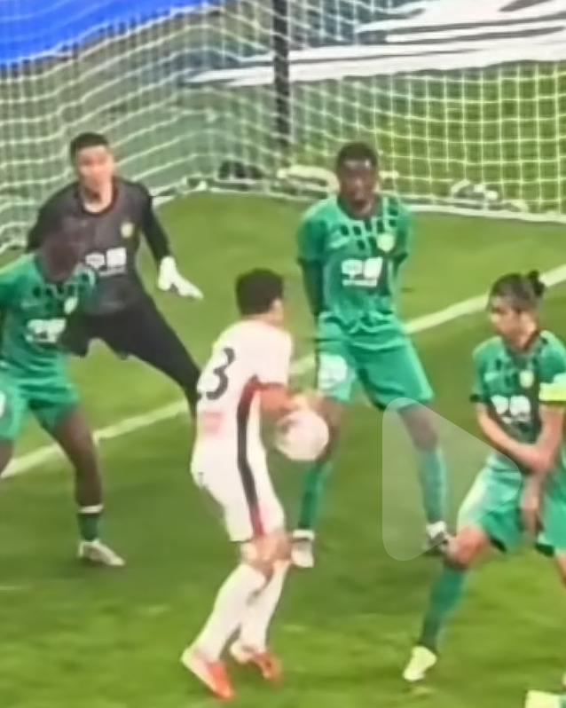 国安球迷大概认为自己被裁判针对了！
所以开始在网上发泄不满，比如说韦世豪早就是红