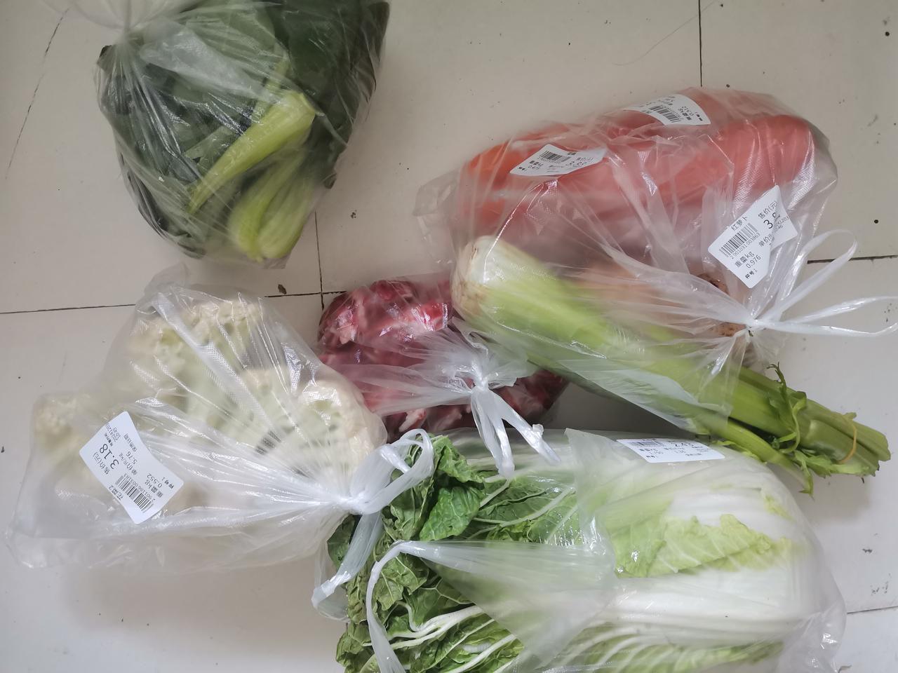 早上买了80多块钱的菜，今年的菜价比往年便宜。
羊肉是29.9元一斤，买了48块