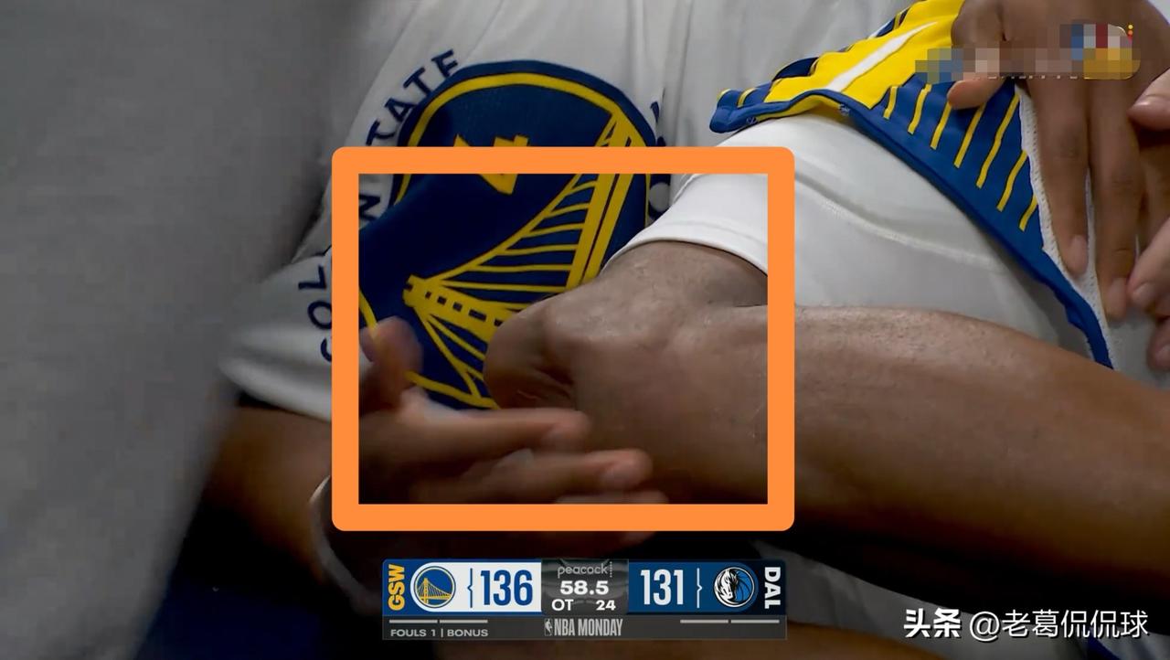 在今天勇士客场挑战独行侠的比赛中，发生了让人极其揪心的一幕。当时比赛进行到了加时