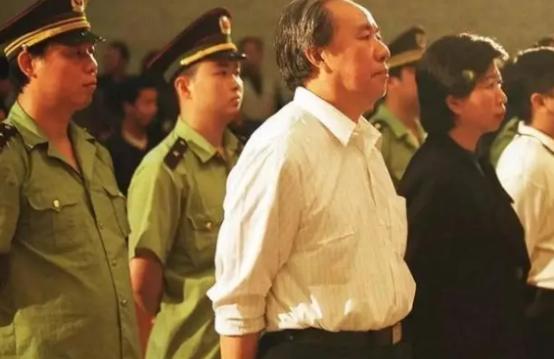 被判有期徒刑18年的“中国首富”牟其中，在2016年终于刑满释放，谁料在监狱门口