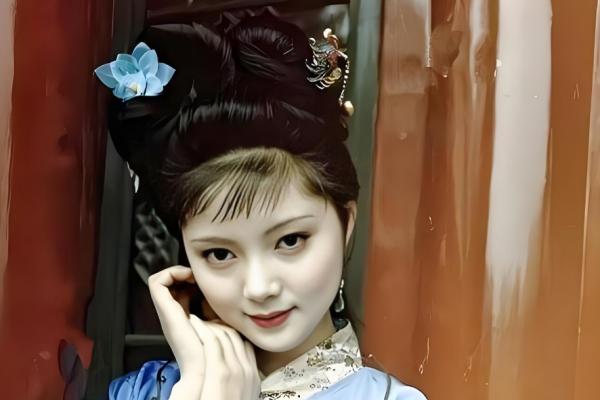 薛宝钗金项圈上的4个字，很不吉祥。
薛家推出宝钗和宝玉的姻缘，叫金玉良缘。
金玉