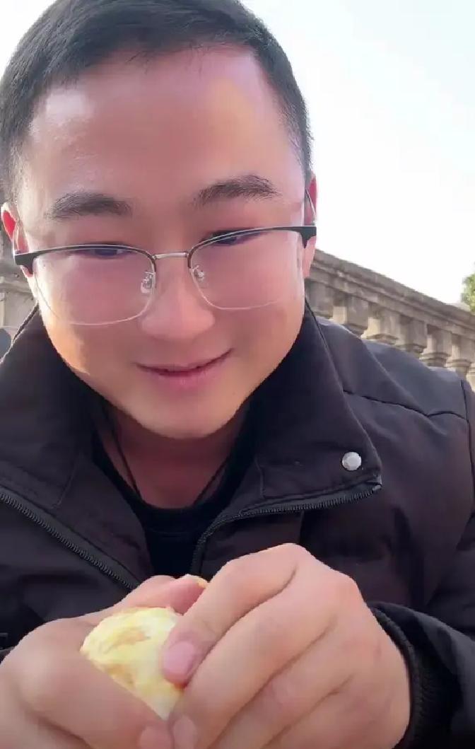 小依凌晨发视频说跟阿彪彻底掰了，评论区直接炸锅。

俩人从拍情侣日常到合伙开店，