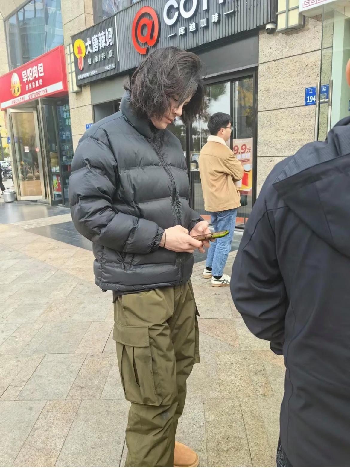 39岁向佐杭州外出被偶遇，网友直言本人又高又帅，比电视上要帅，人很随和接地气，一