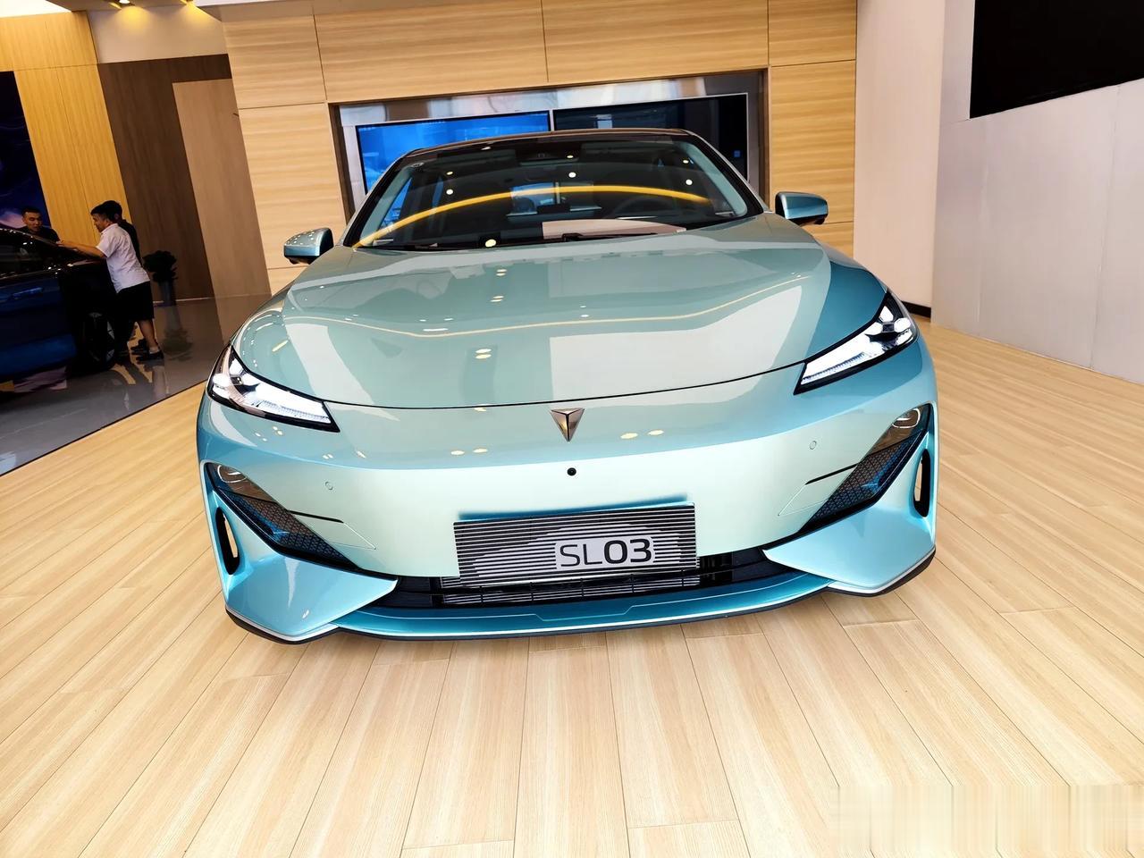 #深蓝SL03 超级增程尽享驾趣# 
深蓝SL03虽然定位中型轿车，但它的体格谈