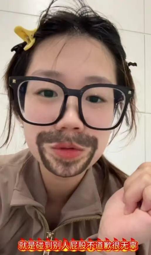 “摸臀”女生再发惊人语录：“男生们你们不要jian shi我了，没见过女人一样，
