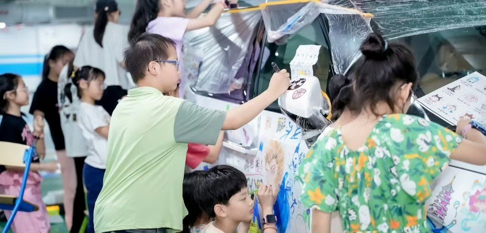百名学生把杭州画在了车上杭州小学生以车为卷，绘出三潭印月、雷峰塔等地标，把经典国