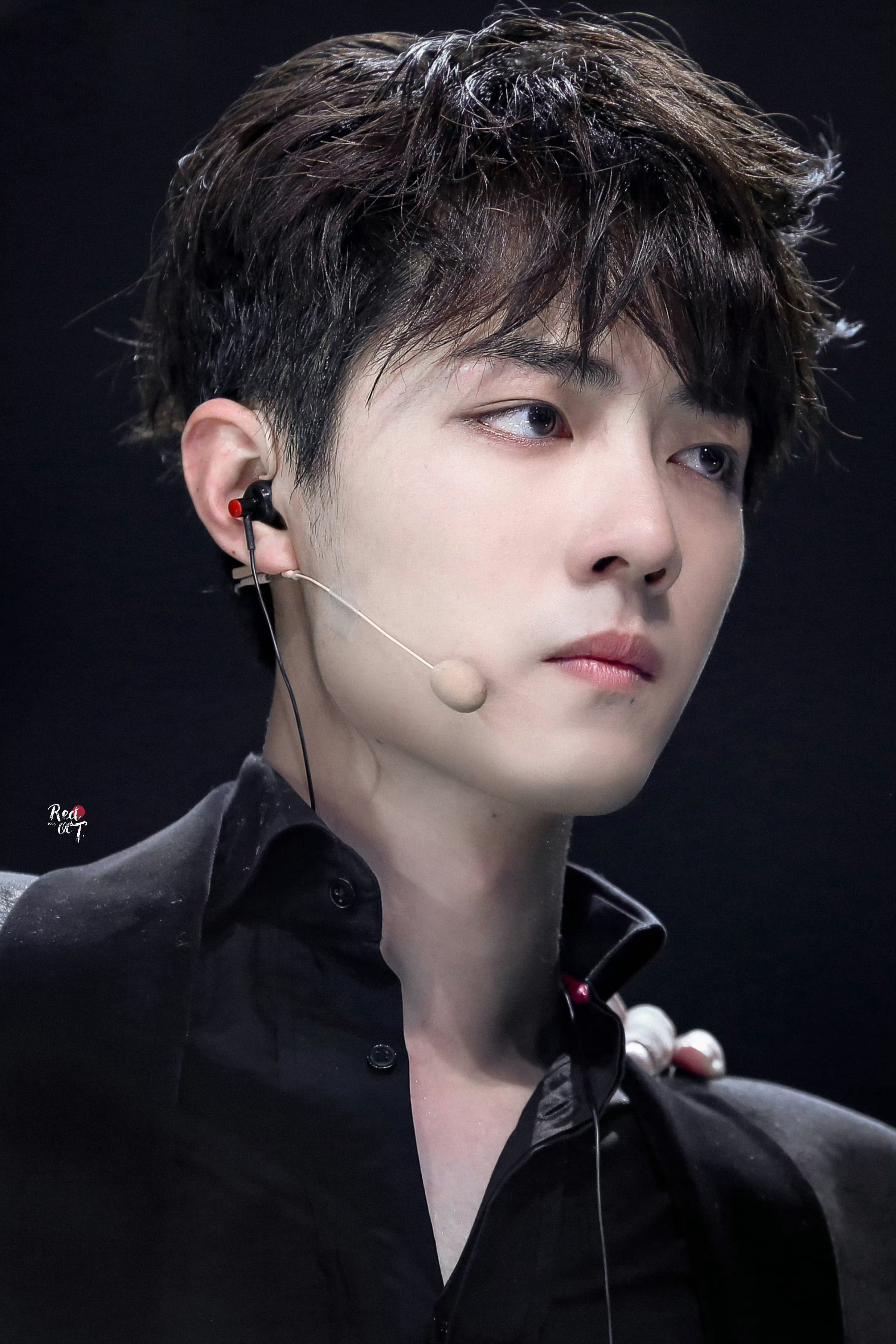 肖战单手飞身上马青葱帅气的主唱大人，太水灵了！张本看肖战的眼光越来越慈祥了