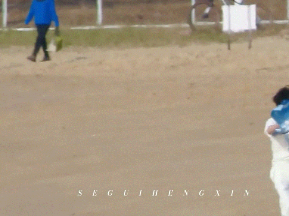 陈奕恒海边路透陈奕恒 长大好像真的只是一瞬间的事。。 