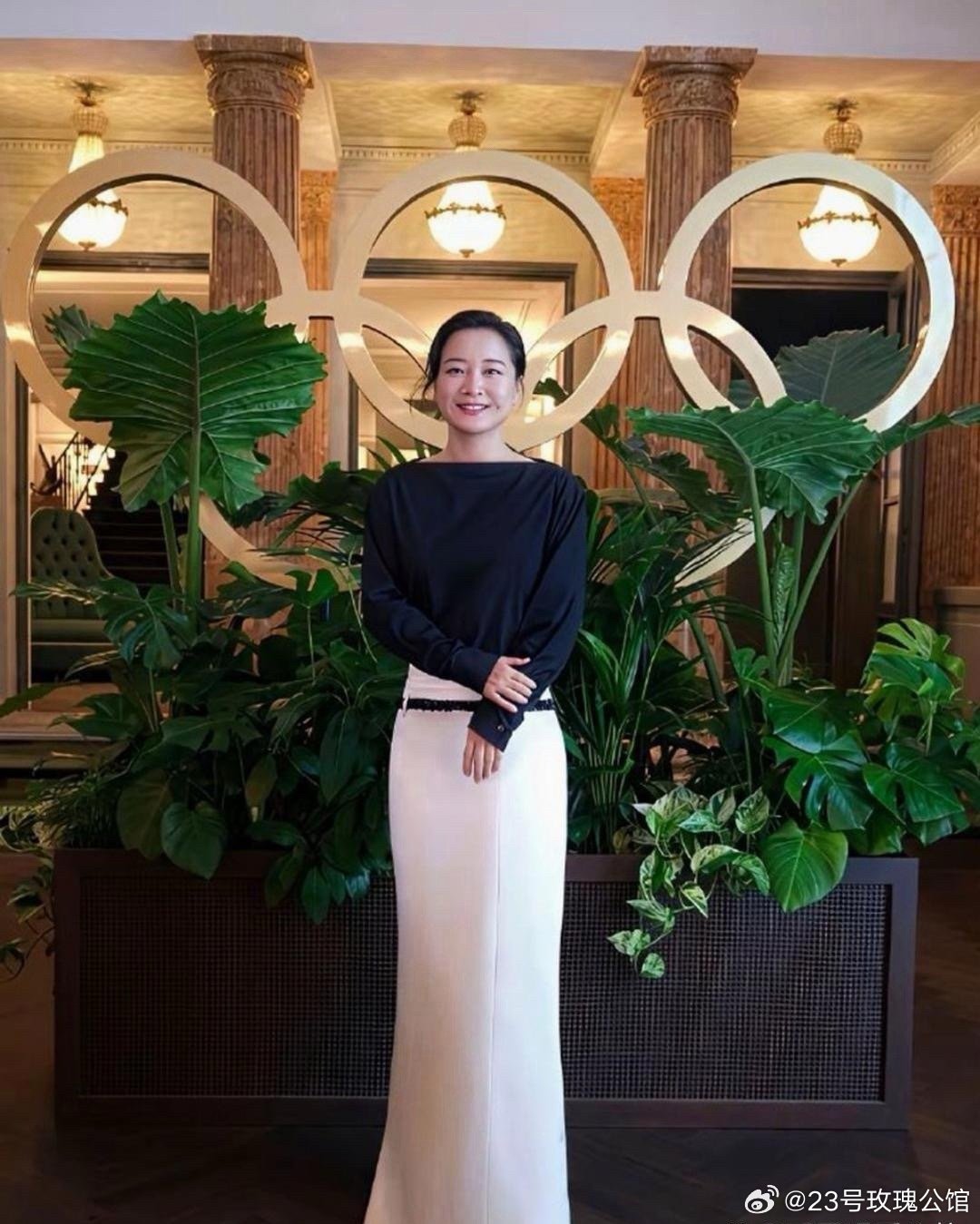 贾玲又美出了新高度！认真打扮后完全大变样，型女形象又美又飒，这状态说是24岁我也