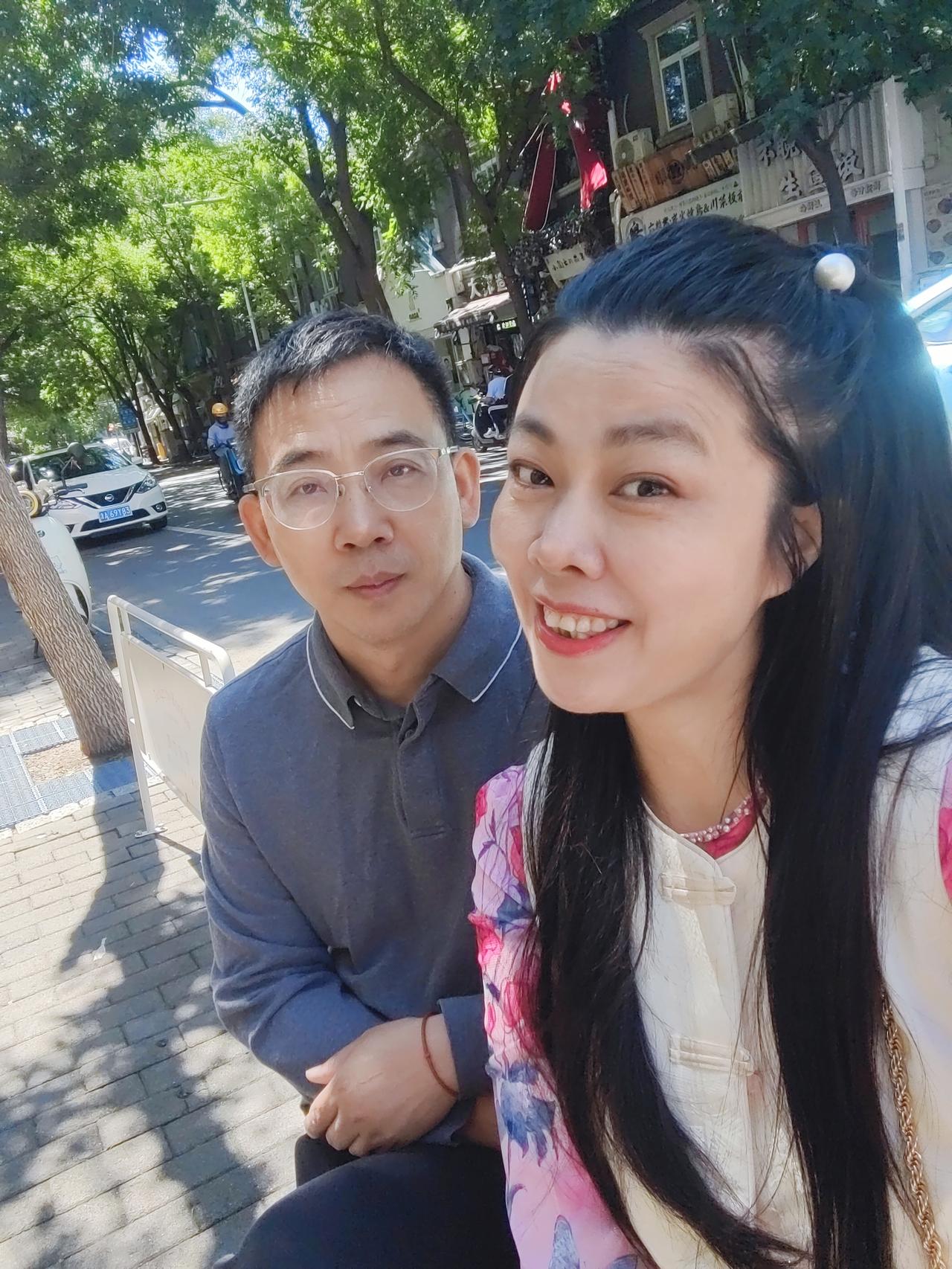 今天与妻子一起到高考现场为准大学生们加油助威，祝高三考生金榜题名，马到成功！