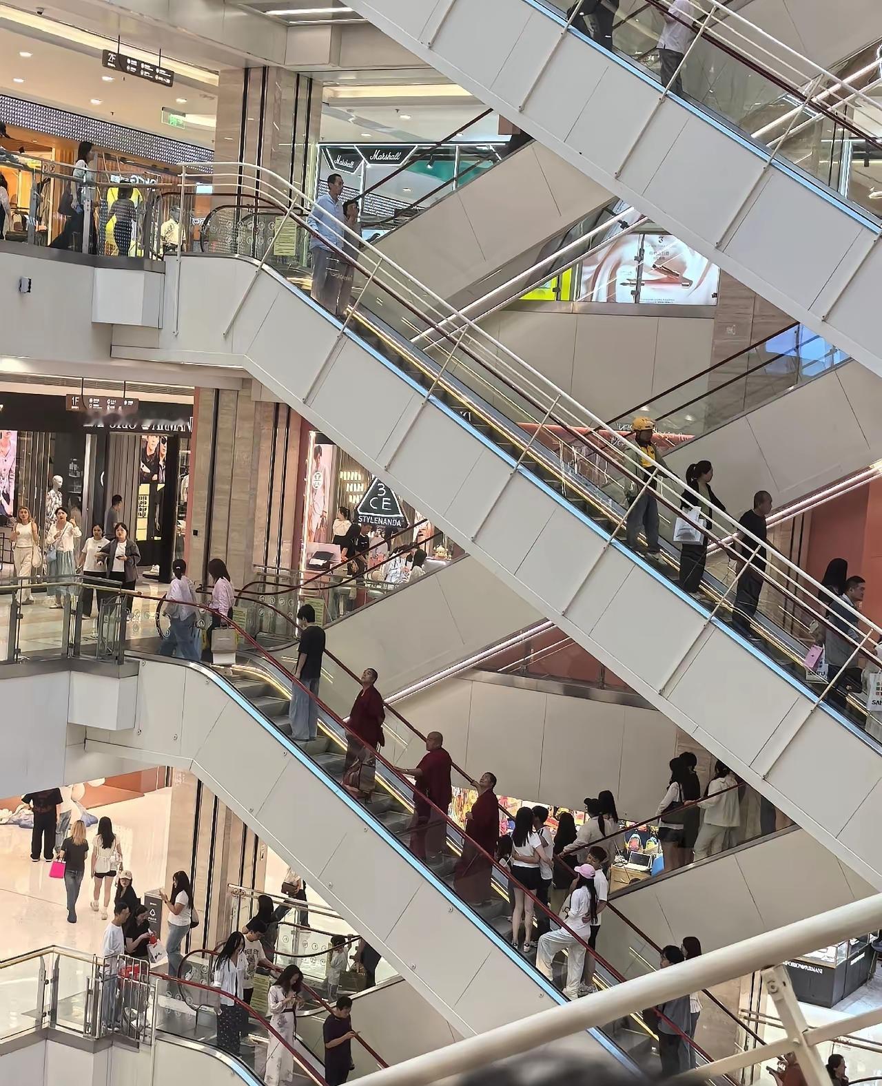 西安本地刚传出来的消息，不少老生意人看完都沉默了。60多岁的严总，在陕西服装行业
