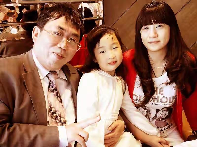 聂卫平的三婚妻子兰莉娅长相很温婉，个人感觉和翁帆气质很相似，两人都自带书卷气质。