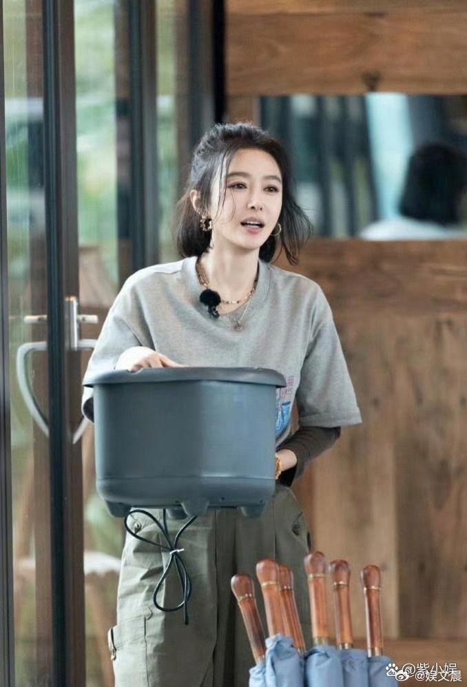 谁看了不感叹，秦岚四十多岁依旧少女感拉满，岁月仿佛格外偏爱她～ 