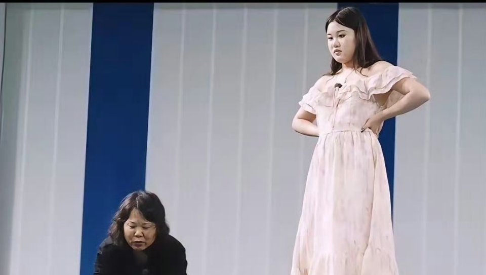 热搜霸榜一整晚！退役8天开播带货销售额50万到100万，母女话题几乎没从热搜上下