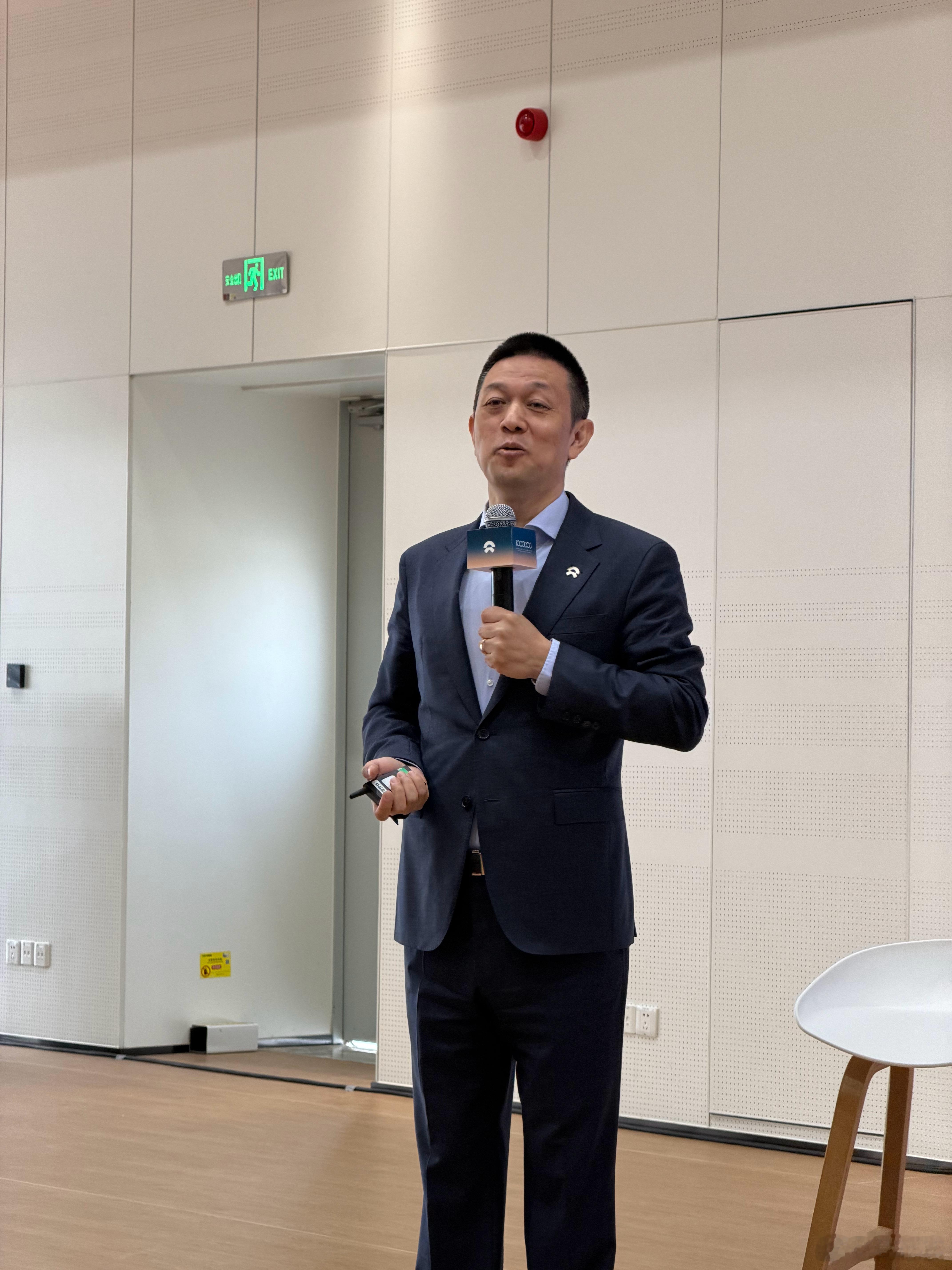 李斌预测 2030 年新能源渗透率会超 90%，其中 80% 是纯电。而蔚来不会