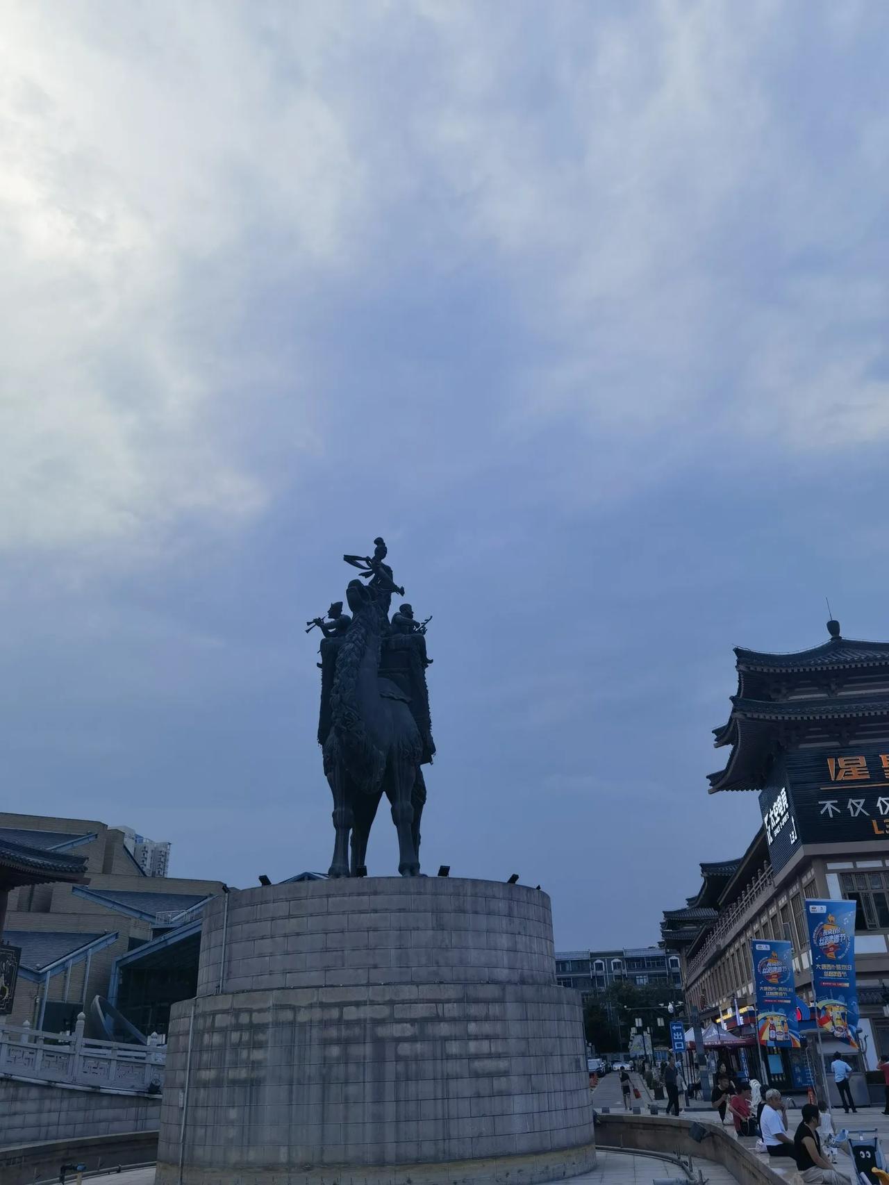 西安大唐西市西北方乌云密布，看来必然会来一场暴雨才算结束，也会给西安市民带来清凉