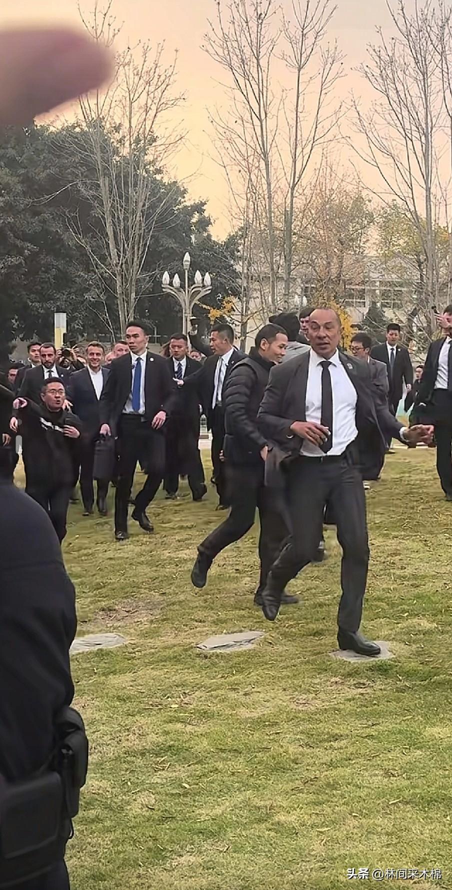 我看到一群人在奔跑，我也跟着跑过去。
谁啊，谁啊，你们在追谁啊？
马克龙！
打乒