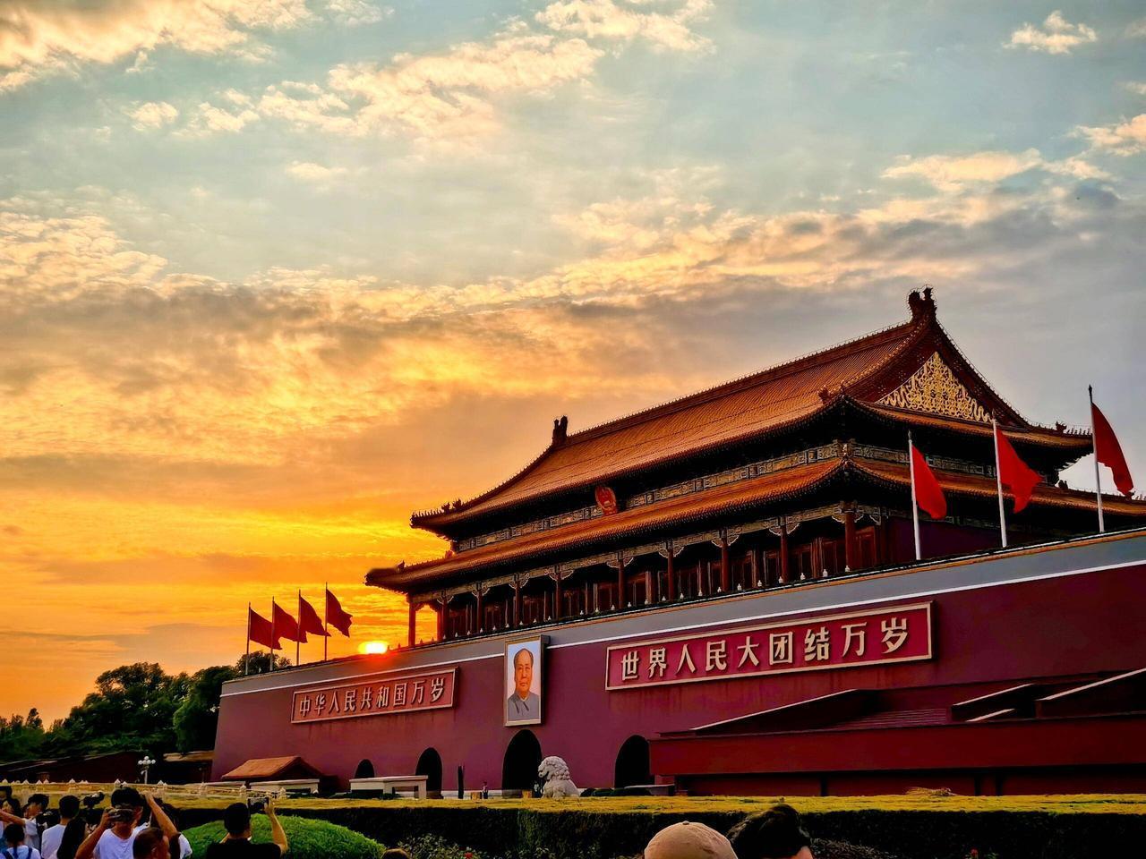 2025 年 11 月 20 日清晨，北京的绝美早霞刷爆了社交平台，颐和园、北海