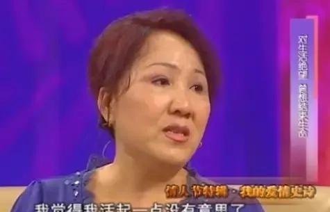 1972年，泥瓦匠张复生迎娶了女知青乔献华。新婚夜，他发现妻子的腰很粗，面对他的